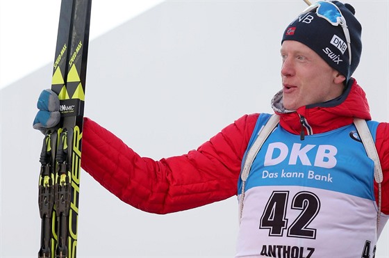 Norský biatlonista Johannes Thingnes Bö slaví vítězství ve sprintu v Anterselvě.