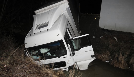 Polský řidič kamionu sjel za Švihovem do potoka. Příčinou nehody byla rychlá...