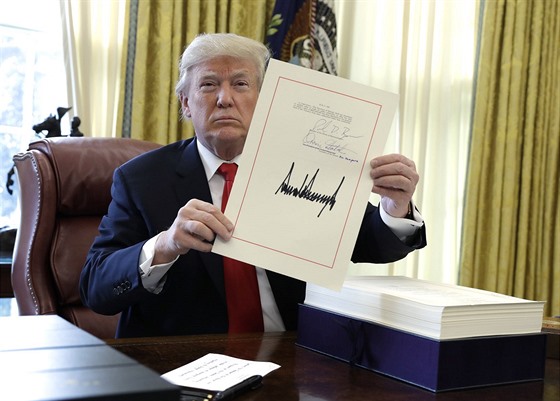 Americký prezident Donald Trump práv podepsal rozsáhlou daovou reformu. (22....
