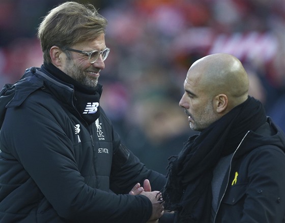 Trenéi Jürgen Klopp (Liverpool) a Pep Guardiola (Manchester City) ped utkáním...