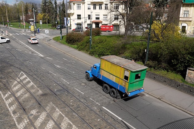 Pesun skín tramvajového snného pluhu, který jezdil po praských ulicích od...