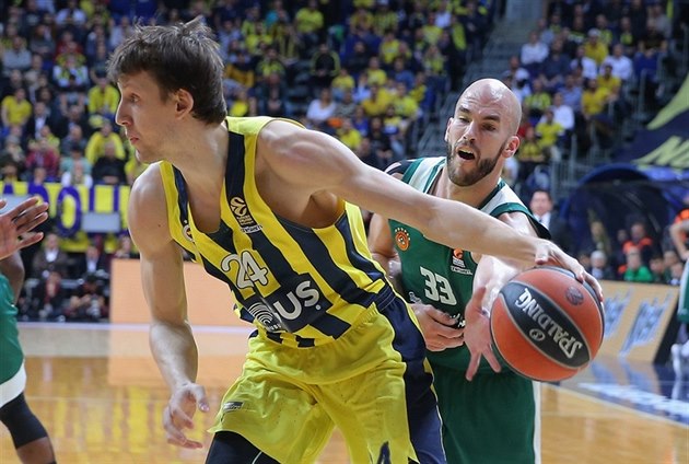 Jan Veselý (vlevo) z Fenerbahce Istanbul pod tlakem Nicka Calathese z...