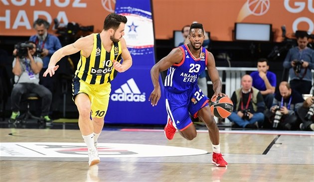 Toney Douglas (vpravo) z Anadolu úto�í v zápase s Fenerbahce, krok s ním dr�í...
