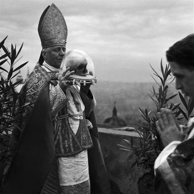 Tehdejí biskup Josef Beran na snímku z roku 1947 ehná mstu Praze a eské...