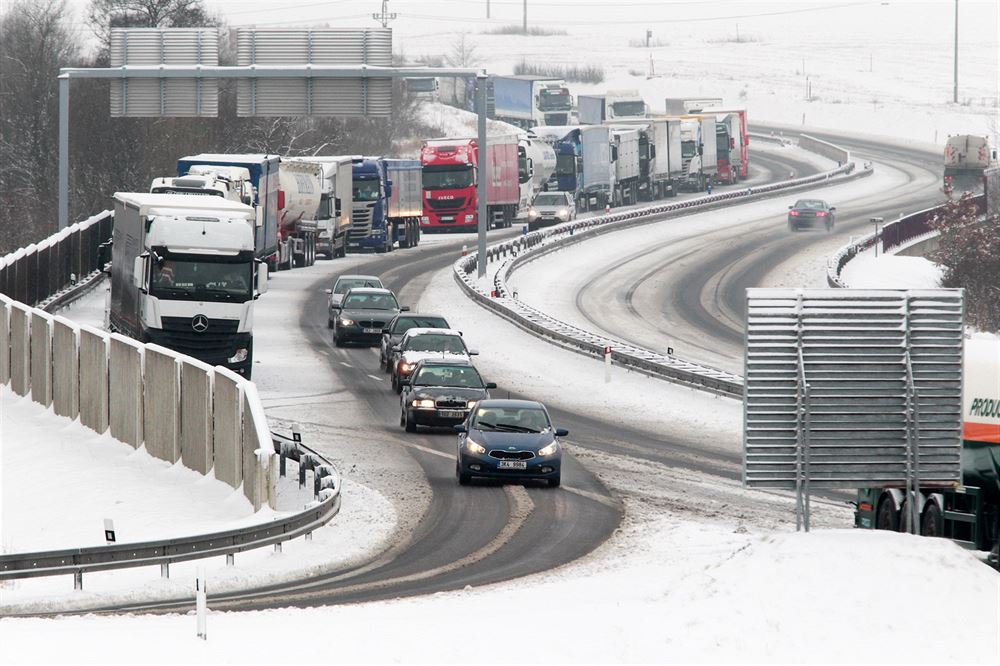 Desítky kamion stojící v odstavném pruhu silnice I/13 na obchvatu Ostrova.