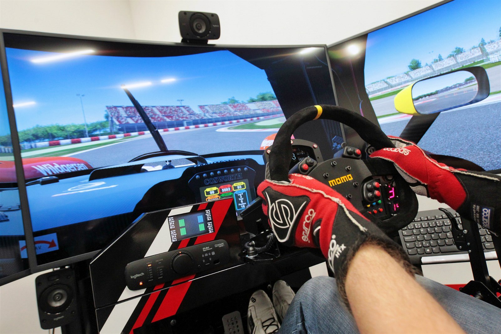 Simulator Razanj Vyrábí simulátory pro závodníky, které z Kraslic míří do celého světa