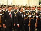 Francouzský prezident Emmanuel Macron (vpravo) a ínský prezident Si in-pching...