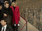 Francouzský prezident Emmanuel Macron a jeho ena Brigitte si pi návtv íny...