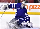 Frederik Andersen v brance Toronta se ohlíí za pukem.