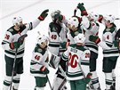 Hokejisté Minnesoty slaví vítzství na led Chicaga.