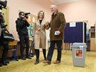 Mirek Topolánek a Lucie Talmanová odevzdávají své hlasy v pražské Bubenči