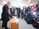 Andrej Babi hlasuje v prezidentských volbách.
