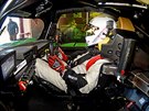 Spolumajitel kraslick firmy Motorsport Simulator Petr Lisa si v Barcelon...