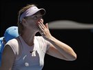 Ruská tenistka Maria arapová zdraví fanouky na prvním grandslamu sezony v...