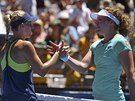 Nemecká tenistka Angelique Kerberová (vlevo) pijímá gratulace od soupeky a...