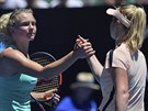 eská tenistka Kateina Siniaková (vlevo) nestaila na turnajovou tyku Elinu...
