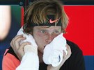 Andrej Rublev chladí své tlo bhem tetího kola Australian Open.
