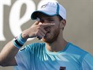 Argentinec Diego Schwarzmann slaví postup do osmifinále Australian Open.