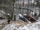 Hasii vythli po havrii z rybnka nedaleko Sudomic u Bechyn automobil (16....
