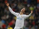 Gesto zmaru v podání hvzdy Realu Madrid Cristiana Ronalda.
