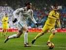 Gareth Bale z Realu Madrid (vlevo) peláí smrem k pokutovému území Villarrealu.