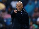 Trenér Realu Madrid Zinedine Zidane gestikuluje bhem utkání panlské ligy...