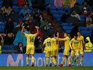 Fotbalisté Villarrealu slaví branku v utkání proti Realu Madrid.