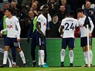Fotbalisté Tottenhamu se radují z branky v utkání proti Evertonu.