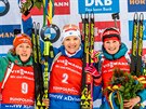 Veronika Vítková (vpravo) nestaila v biatlonovém závod v Ruhpoldingu pouze na...