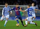 Lionel Messi z Barcelony (uprostřed) kličkuje mezi dvěma soupeři z Real...