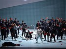 Scéna z Brittenovy opery Billy Budd v praském Národním divadle