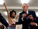 Kolá incidentu, pi kterém nabhla aktivistka hnutí Femen na prezidenta Miloe...