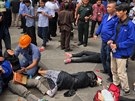 Zícené patro si v Jakart vyádalo desítky zranných (15. ledna 2018).