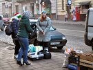 Na lvovských ulicích se leckde prodává zboí pímo z auta i na chodníku.