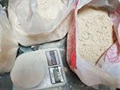 Pakistánská policie zveřejnila fotografii devíti kilogramů heroinu, které se na...