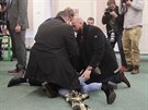 Proti polonahé aktivistce zakroila Zemanova ochranka. (12. ledna 2018)