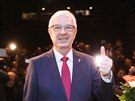 Kandidát Jií Draho se v praském volebním tábu raduje z postupu do druhého...