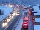 Kolona aut a kamion zablokovala dálniní pivad na D1 u Jihlavy. (17. ledna...