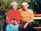 Otto Wichterle s manelkou Lindou na zahrad svého domu (erven 1996)