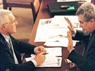 Milo Zeman a Václav Klaus pi rozhovoru v Poslanecké snmovn (2000)