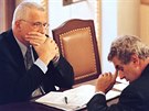Milo Zeman a Václav Klaus pi rozhovoru v Poslanecké snmovn (2000)