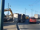 Pevrácený kamion s popílkem zablokoval dopravu v Plzni