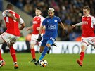 Fotbalista Leicesteru Rijád Mahriz v akci pi utkání anglického FA Cupu proti...
