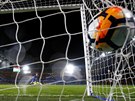 ROZHODNUTO. Eden Hazard z Chelsea promuje penaltu v rozstelu proti Norwichi....