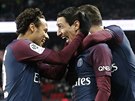 Fotbalisté Paíe oslavují jeden z osmi gól v utkání francouzské ligy proti...