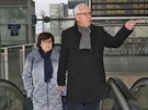 Prezidentsk� kandid�t Ji�� Draho� s man�elkou Evou po p��jezdu do Ostravy. (16....