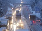 Kolona aut a kamion u jihlavskho pivade na D1. (17. ledna 2018)