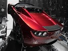 Tesla Roadster ped uzavením do aerodynamického krytu rakety Falcon Heavy