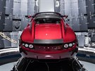 Tesla Roadster ped uzavením do aerodynamického krytu rakety Falcon Heavy