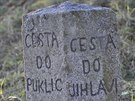 Kámen i s pravopisnou odchylkou na rozcestí u Petrovic na Jihlavsku.